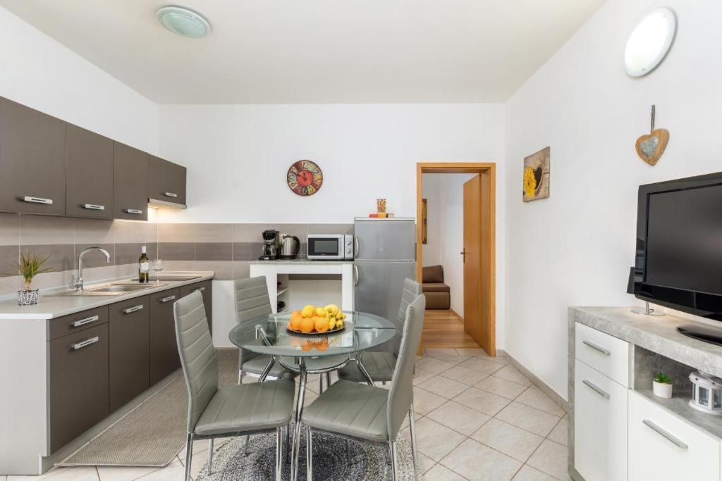 Apartment And Mladenka *